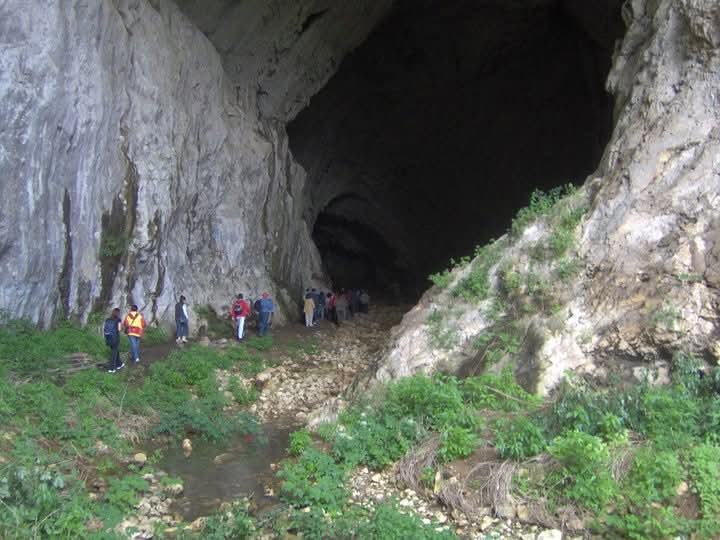 Posetioci kod pećine