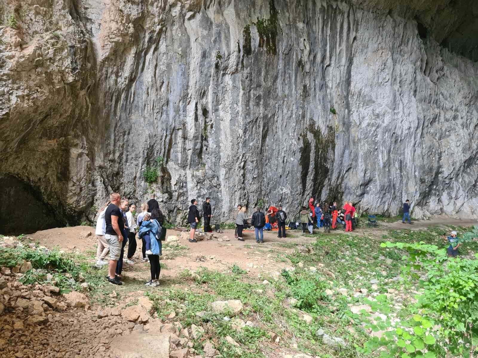 Grupna poseta Dubočkoj pećini