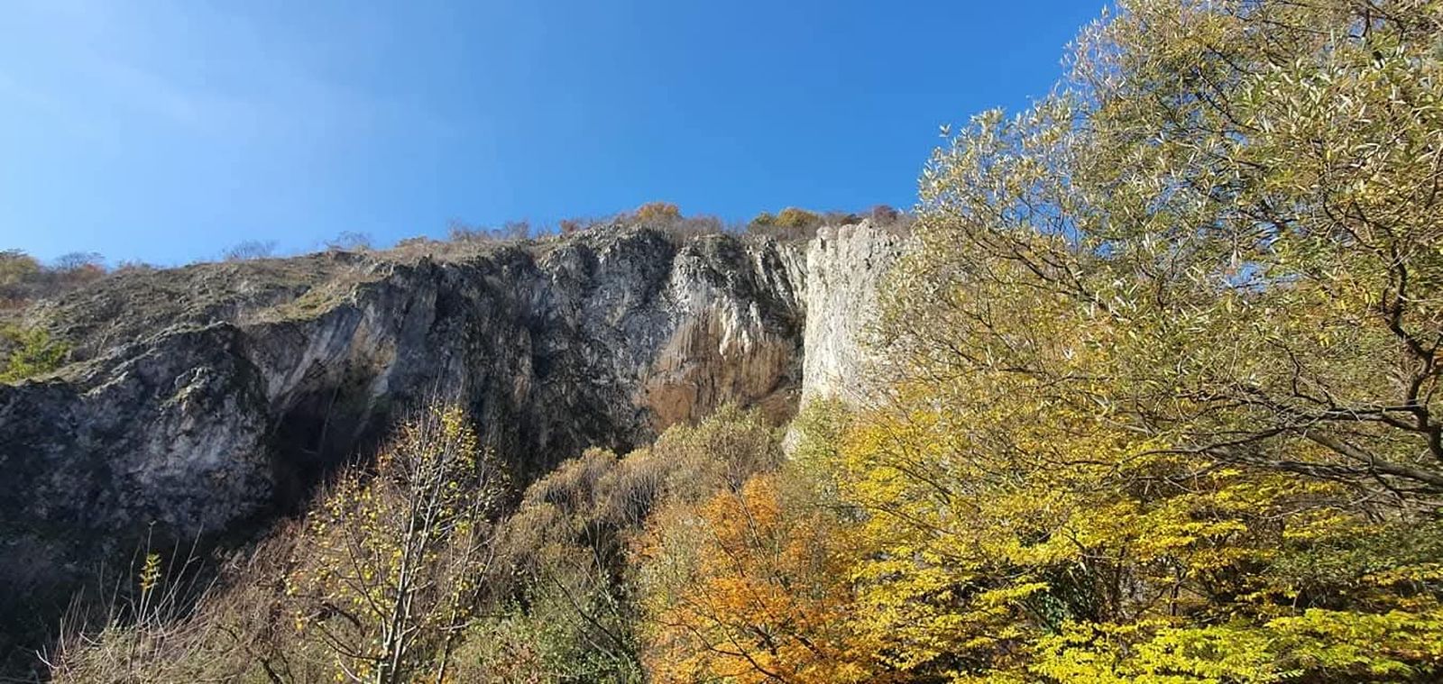 Dubočka pećina — Gaura Mare, pogled na litice