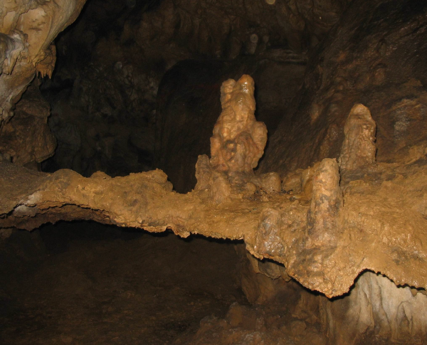 Stalagmiti u Dubočkoj pećini