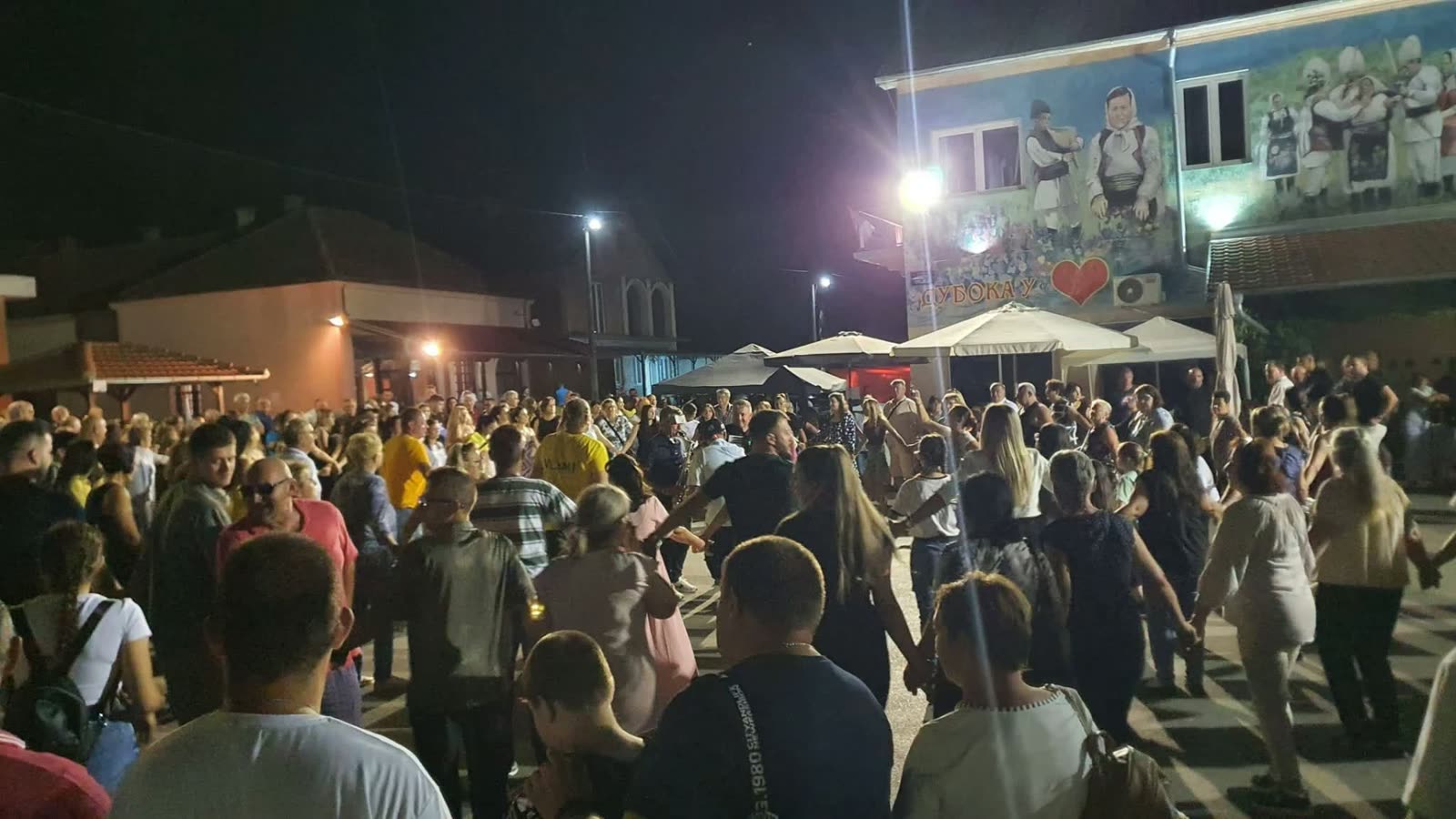 Meštani i gosti u kolu uveče na 18. Dubočkom gulašu