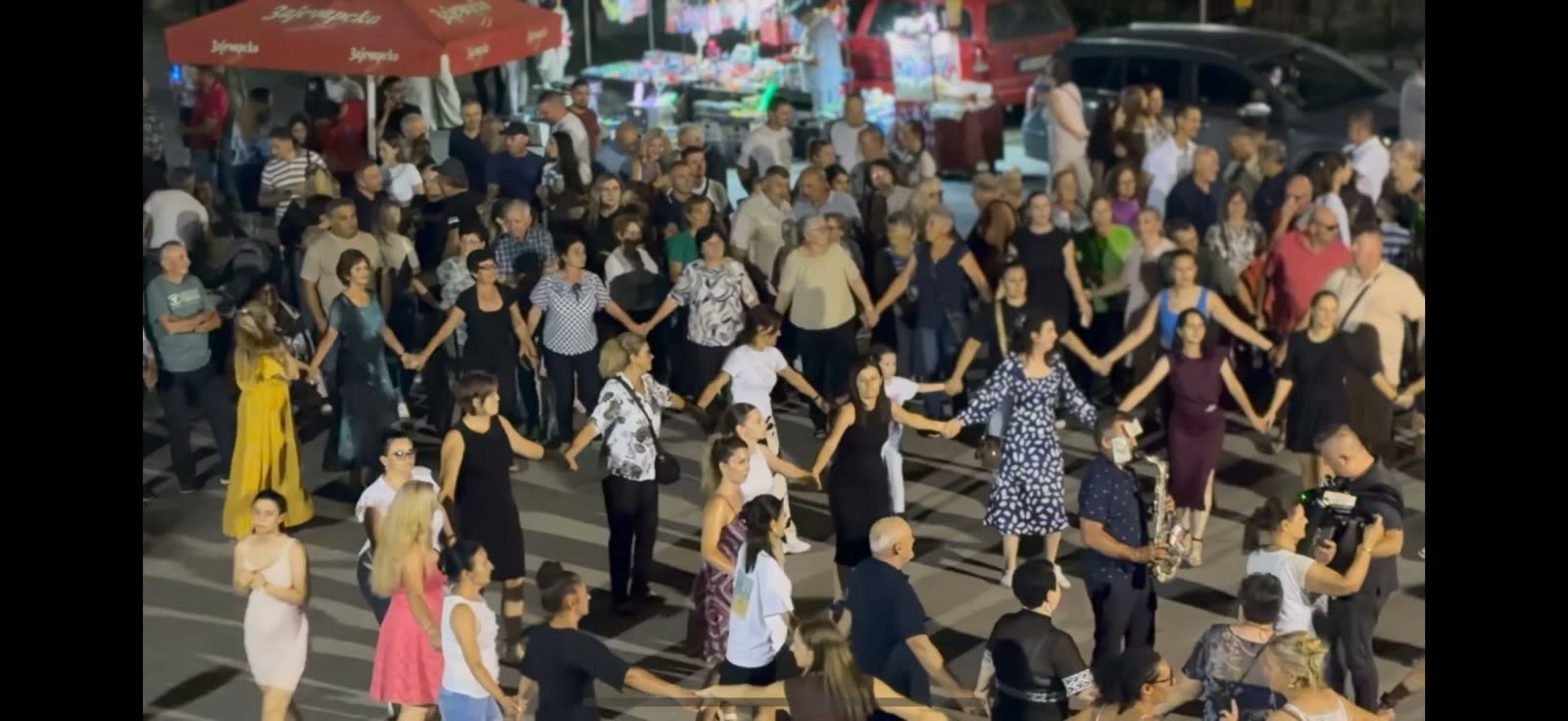 Veliko kolo na centru sela Duboka tokom manifestacije Dubočki gulaš