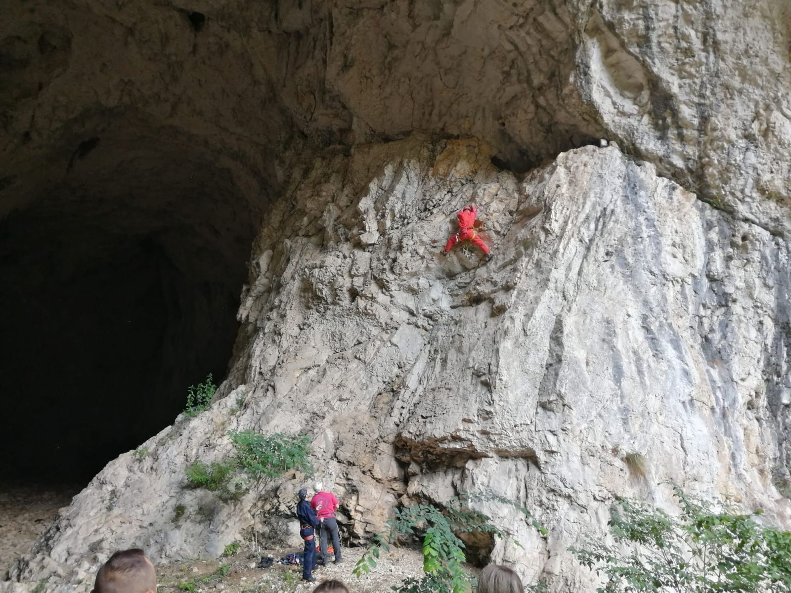 Penjanje na steni kod pećine