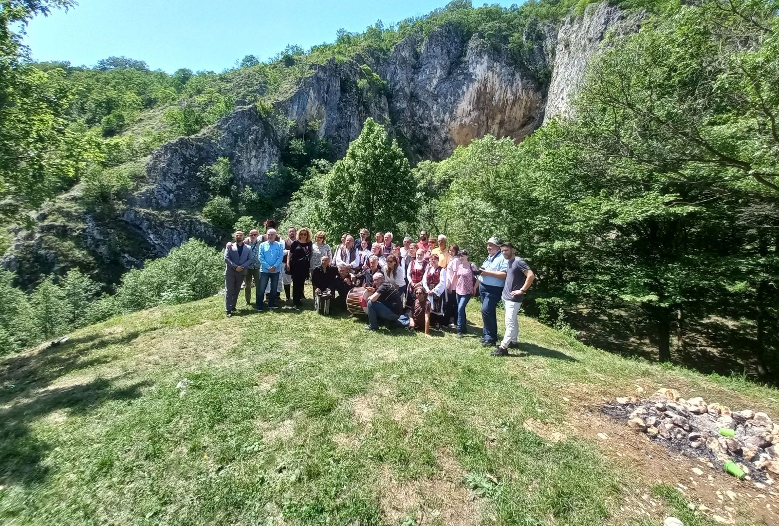 Grupa posetilaca ispred pećine