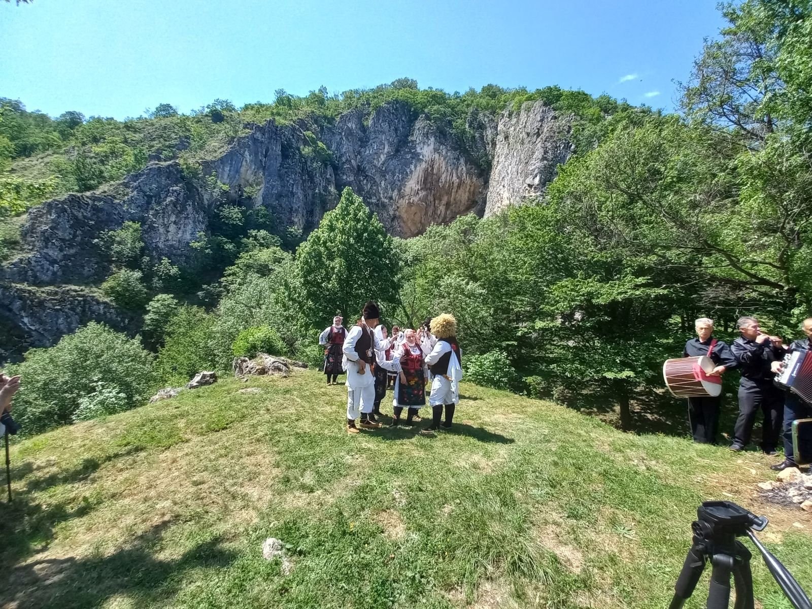 Pogled na ulaz u pećinu izdaleka